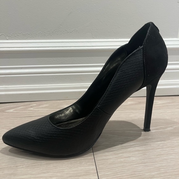 Closed Toe Black Suede/Faux Alligator Heels - Picture 7 of 8